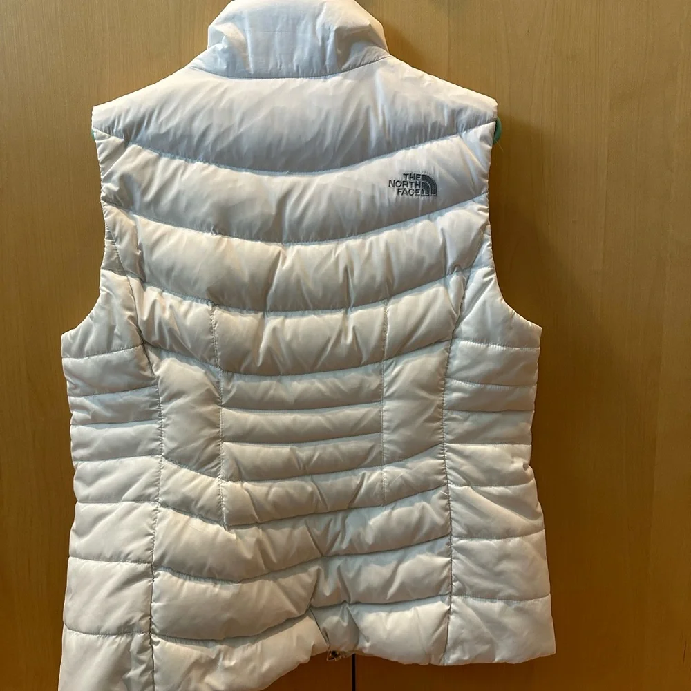 SOLD DONT BUY Like new north face 550 puffer vest - Picture 4 of 10